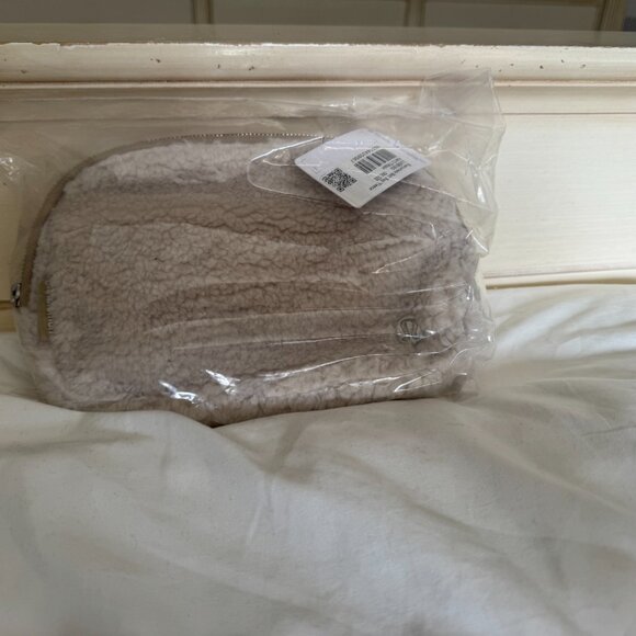 NWT, Lululemon Everywhere Belt Bag, Fleece, Burnt Caramel - Gold Hardware - Picture 6 of 9
